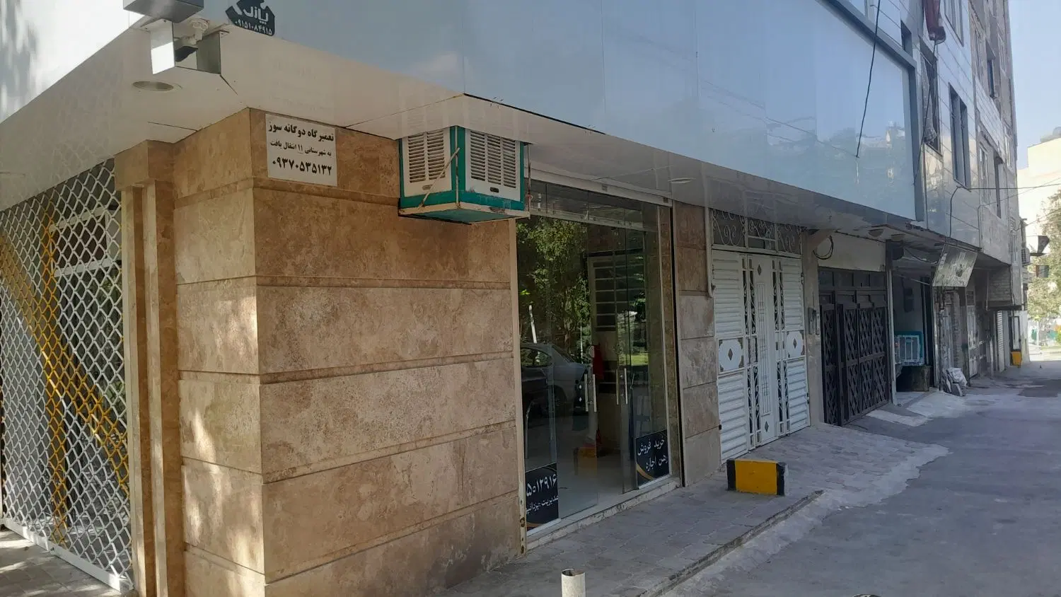 مغازه  به رهن و اجاره داده می‌شود