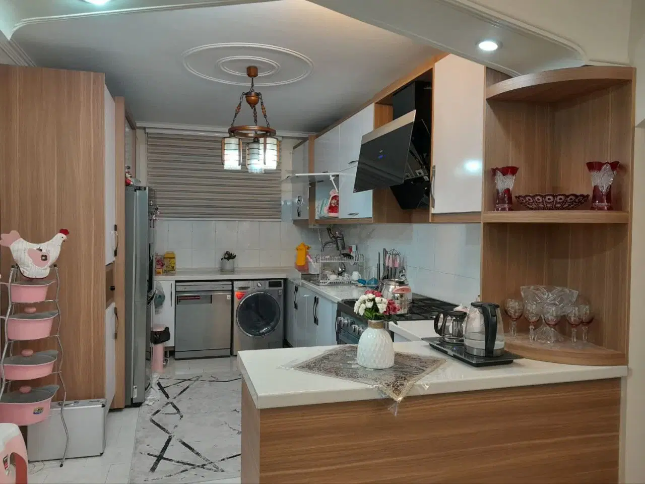 فروش دو واحد از یک آپارتمان سه نبش با حیاط اختصاصی