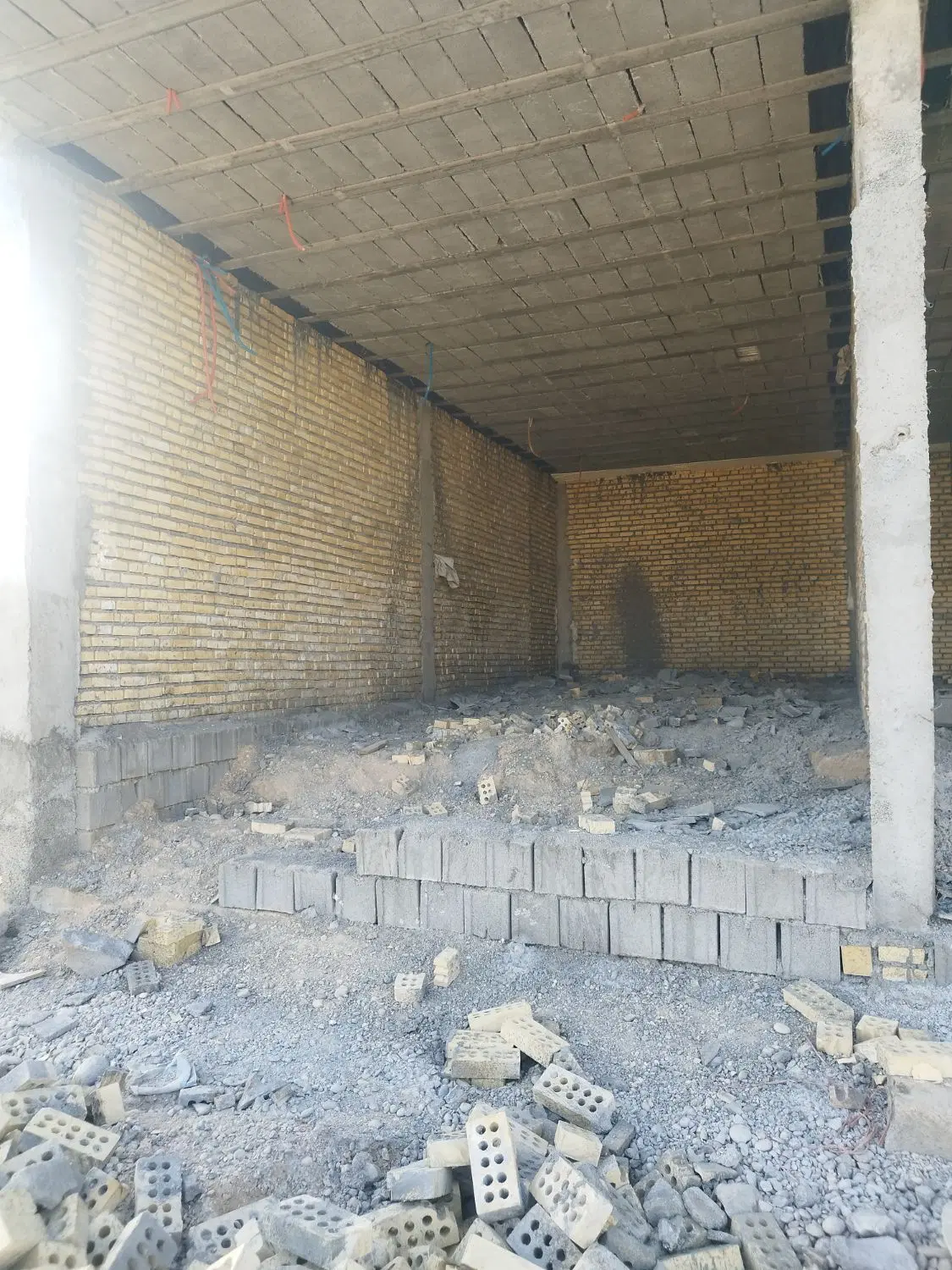 مغازه نیمه کاره در ۱۵_۵هکتاری چمگلک