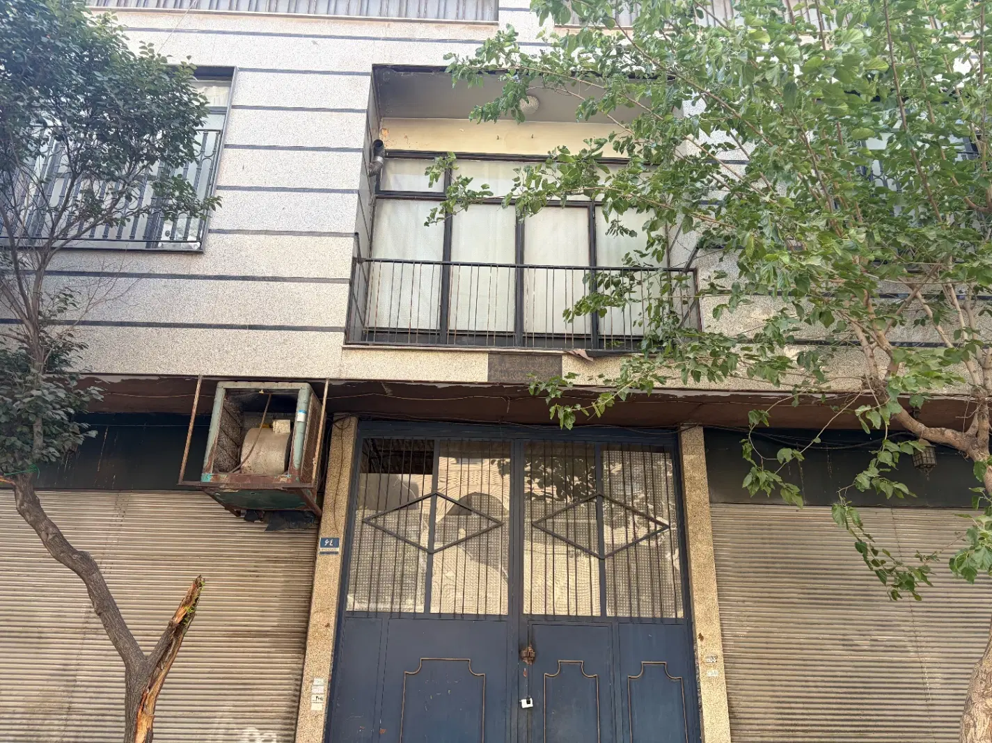 دو عدد منزل به همراه دو باب تجاری