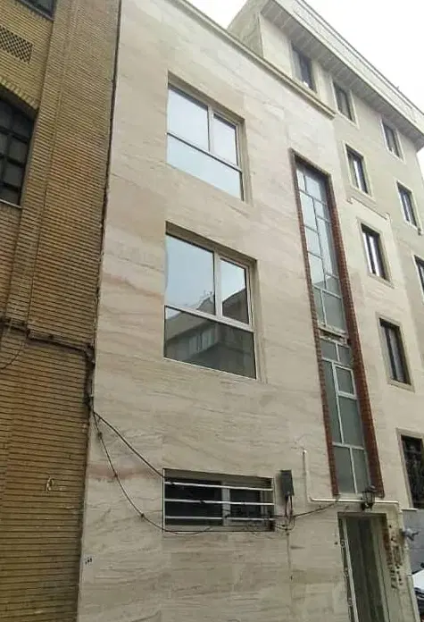 منزل مسکونی ۳طبقه دربست۷۲ متر زمین مختاری غربی .