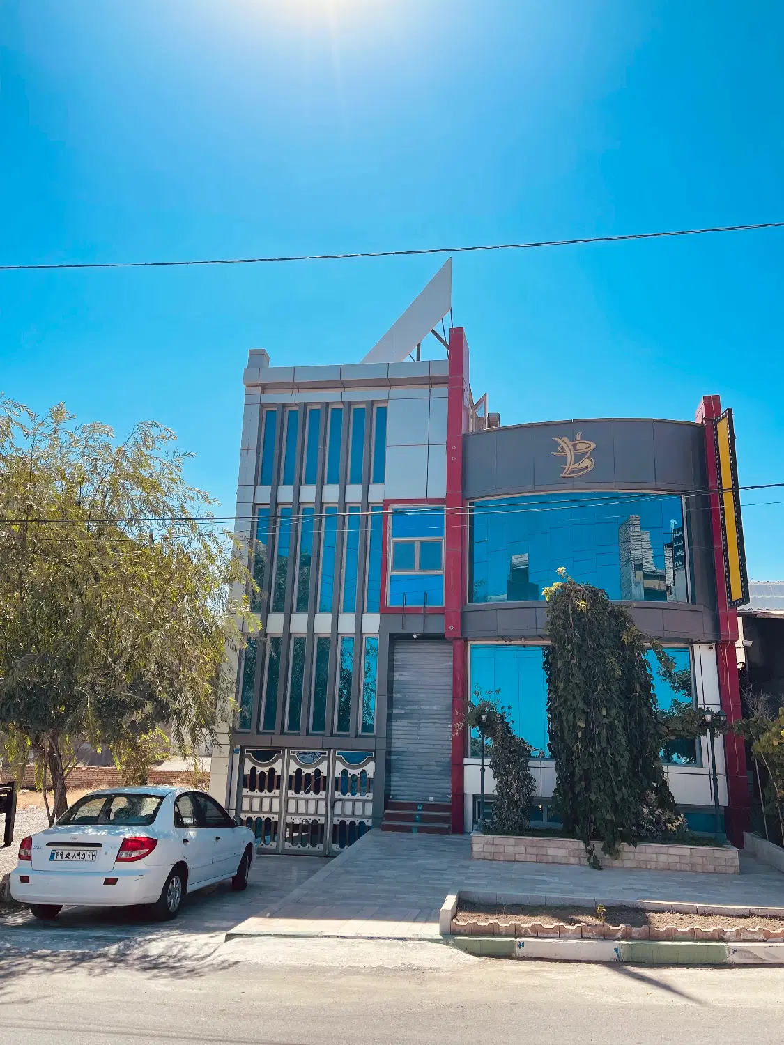 رهن و اجاره مغازه تجاری دو ط ۳۰۰متر و تراس