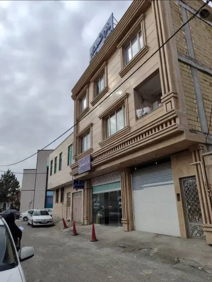 دو طبقه مسکونی و مغازه ۱۴۰۳ خیابان بنت الهدی