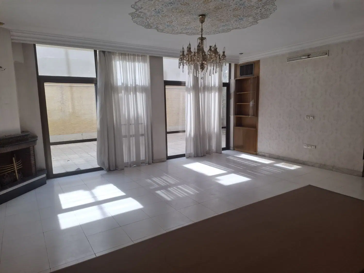 آپارتمان حیاط دار خیابان بزرگمهر