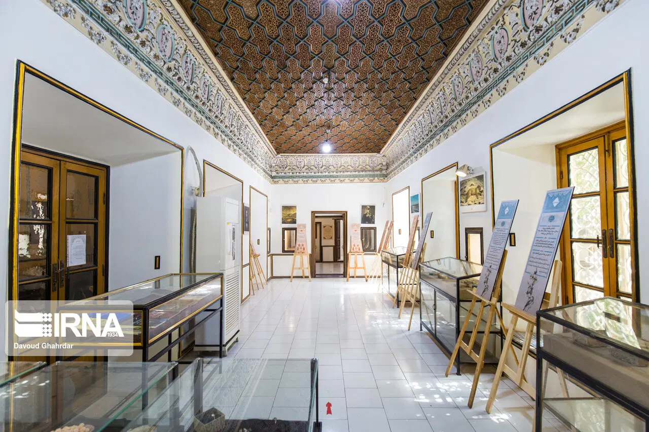 یک واحد مسکونی با مغازه تجاری