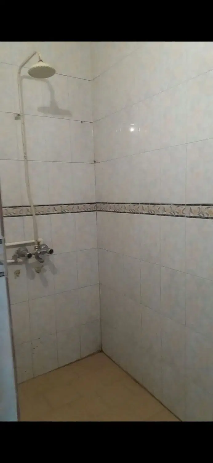 فروش منزل مسکونی همراه ۲ مغازه