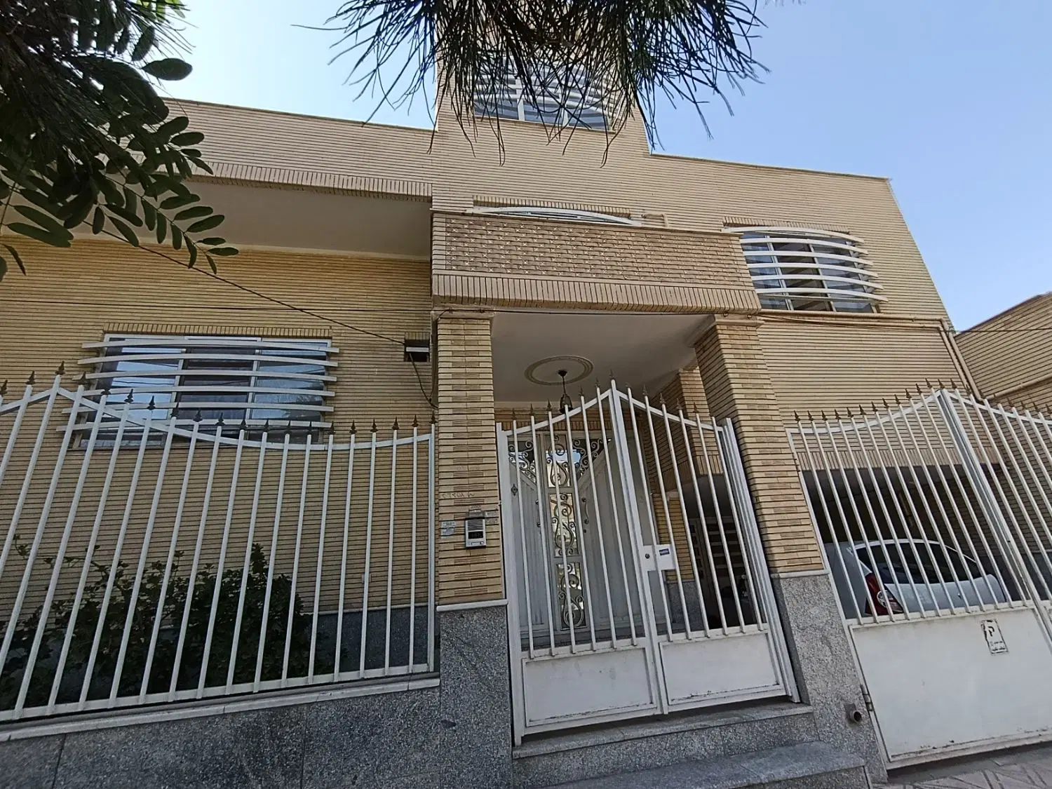 رهن کامل نیمه دوبلکس ،لب خیابان ،روبرو پارک مادر