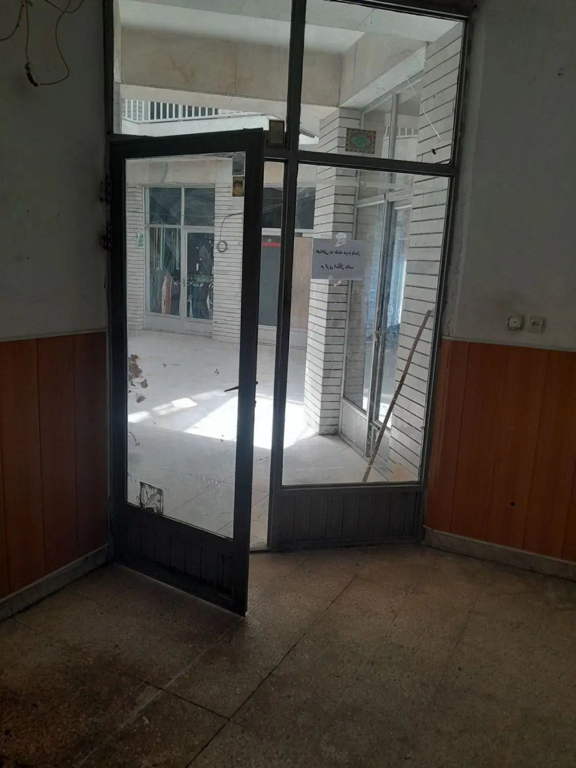 مغازه ۱۲ متری تجاری در خیابان اصلی