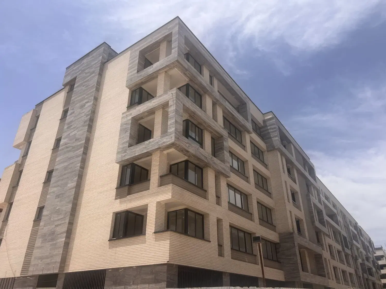 فروش واحد ۱۳۰متری بلوک ۲۷ گل نرگس