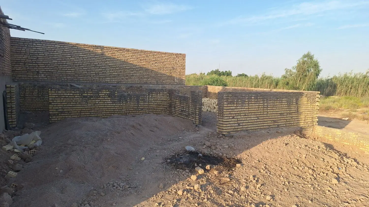 زمین نمیه ساخت