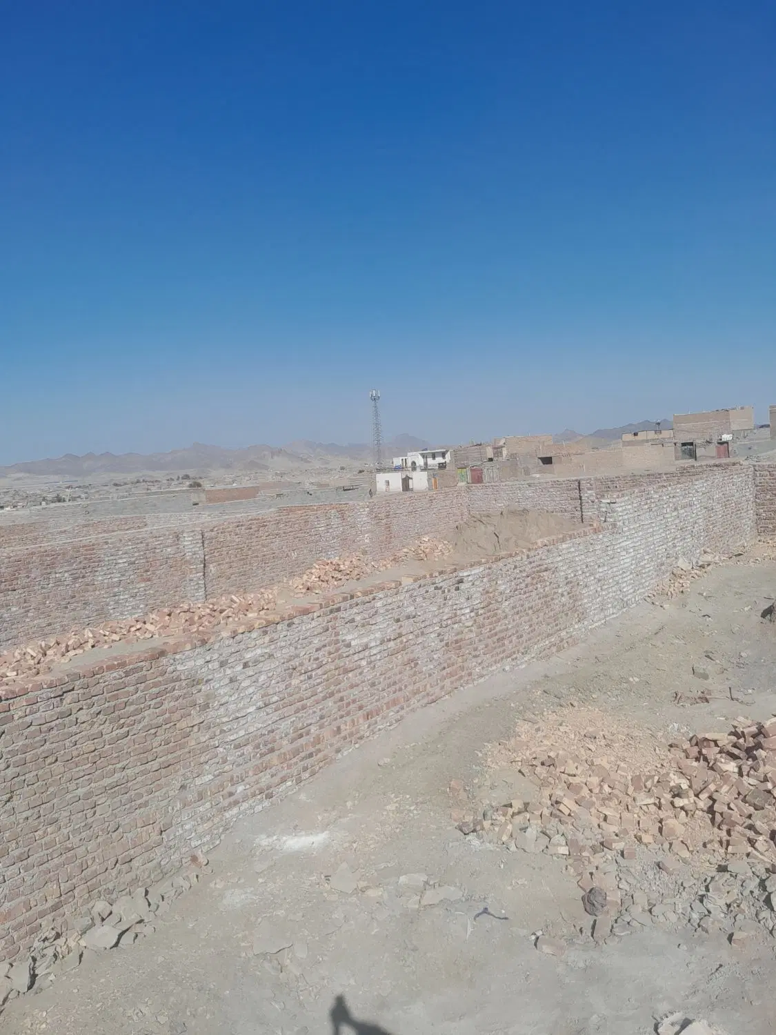 چهار دیواری همت اباد