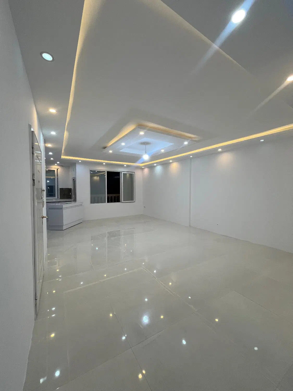 آپارتمان تکواحدی،آسانسور،پارکینگ اختصاصی،قائم