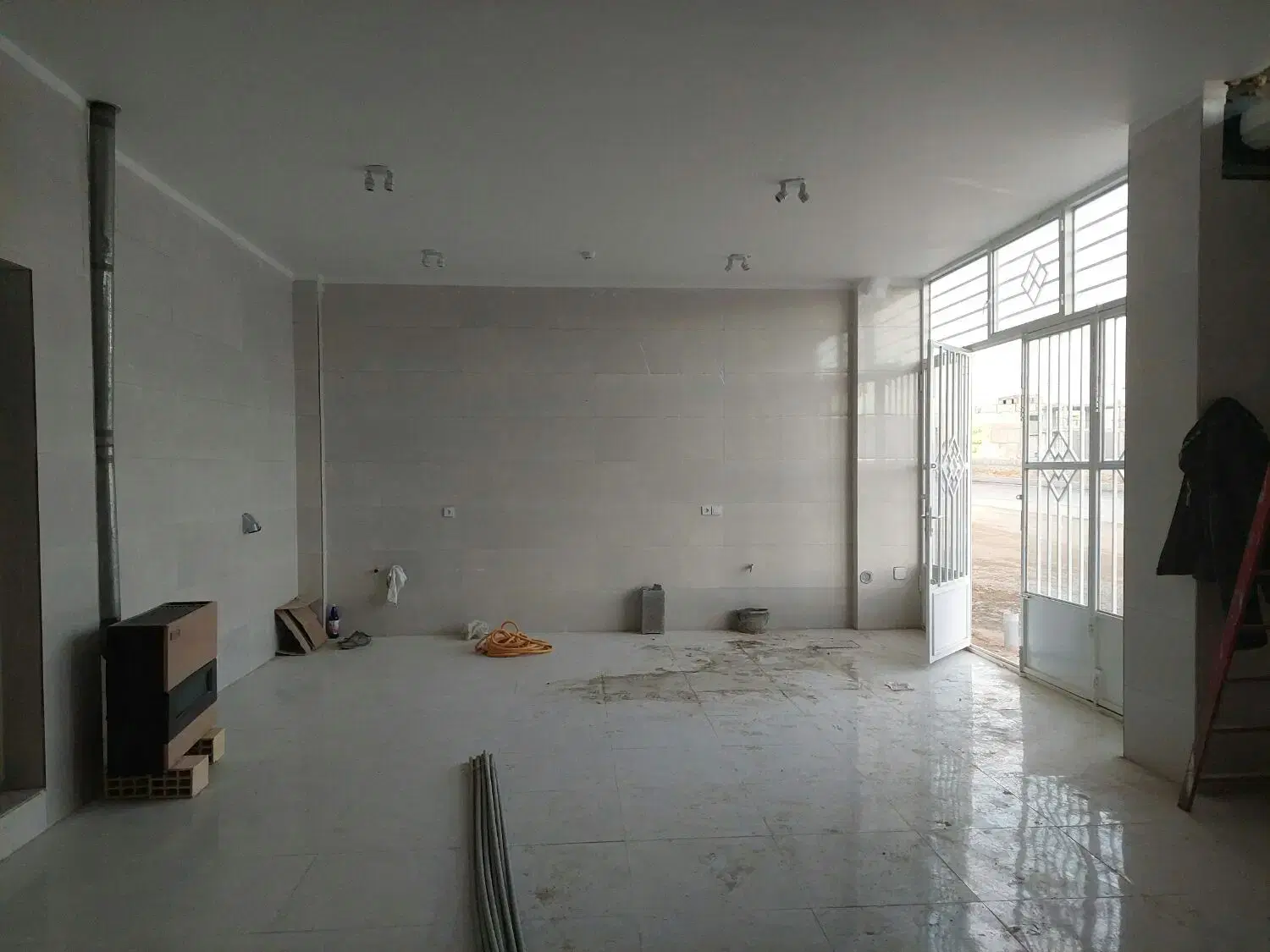 اجاره یک باب مغازه تجاری واقع در صنایع نیمه مزاحم