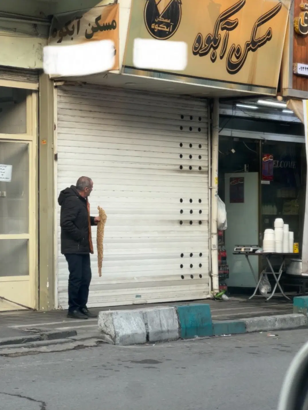مغازه بر خیابان لواسانی