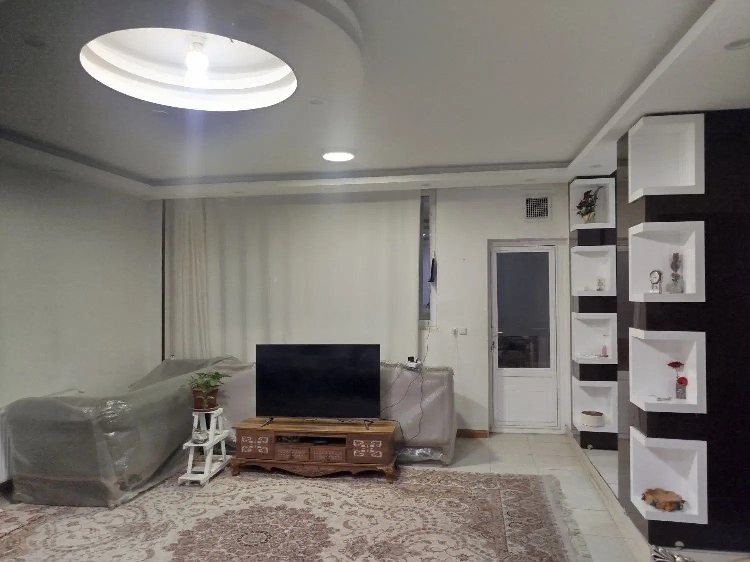واحد ۱۰۰ متر مفید سال ۹۳آسانسور و پارکینگ دو خواب