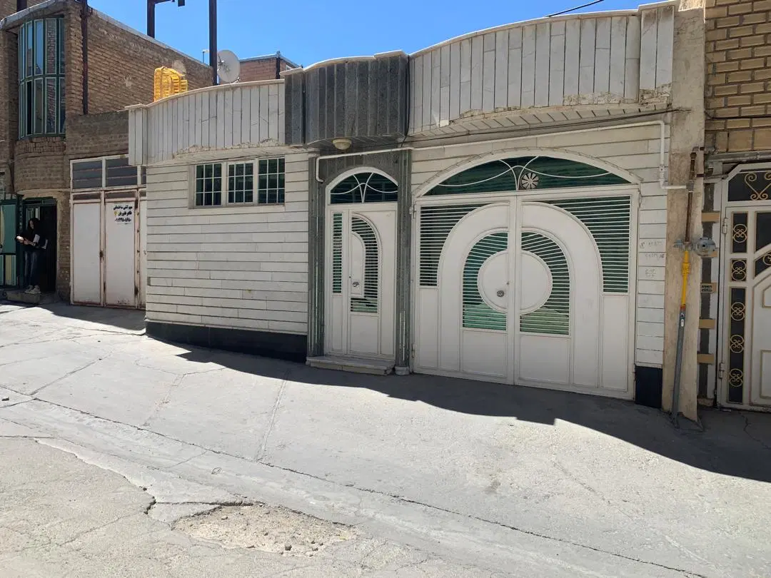 منزل مسکونی همکف یک خوابه پارکینگ دار