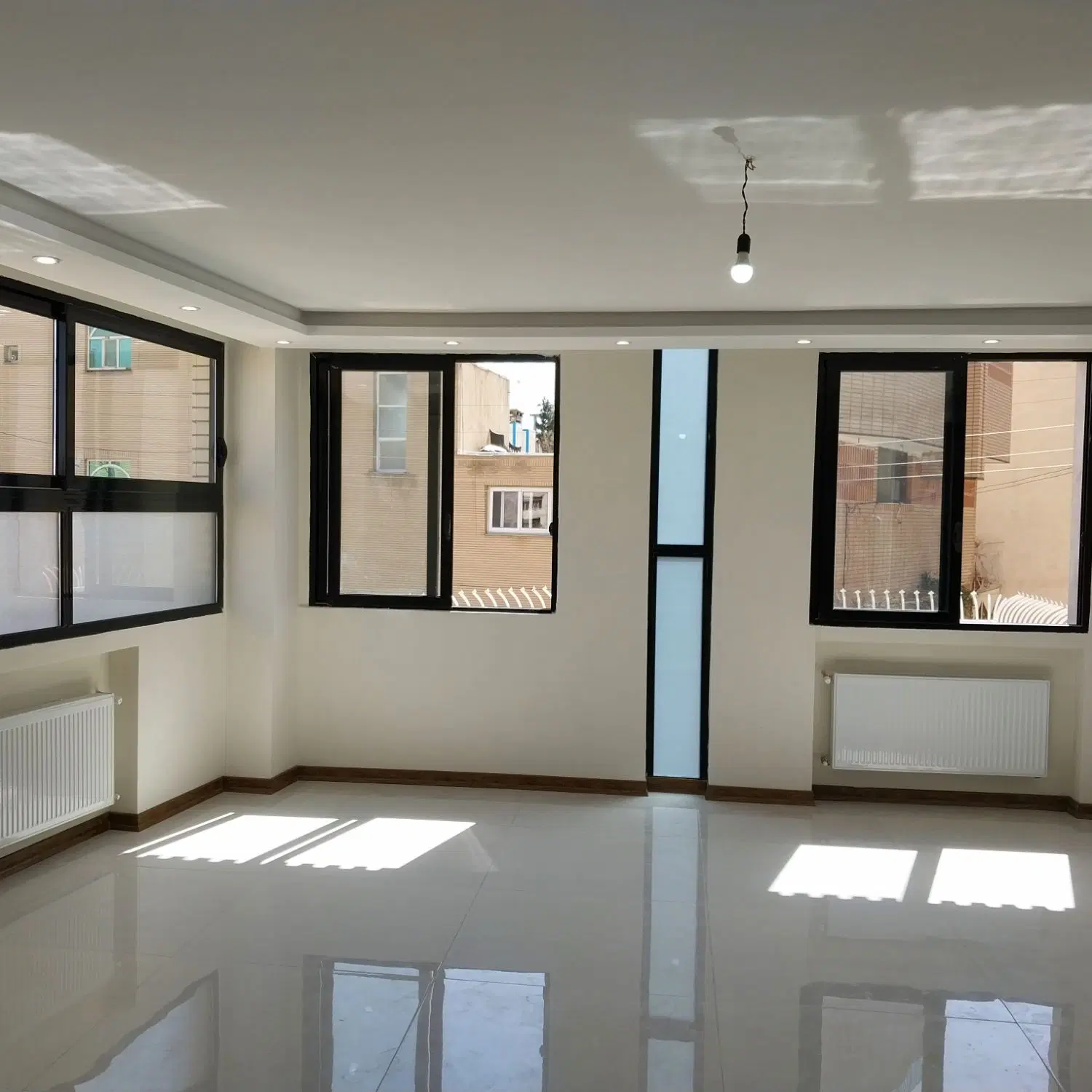 اپارتمان ۱۱۰ متری تک واحدی ۳طرف کوچه و نور صفر