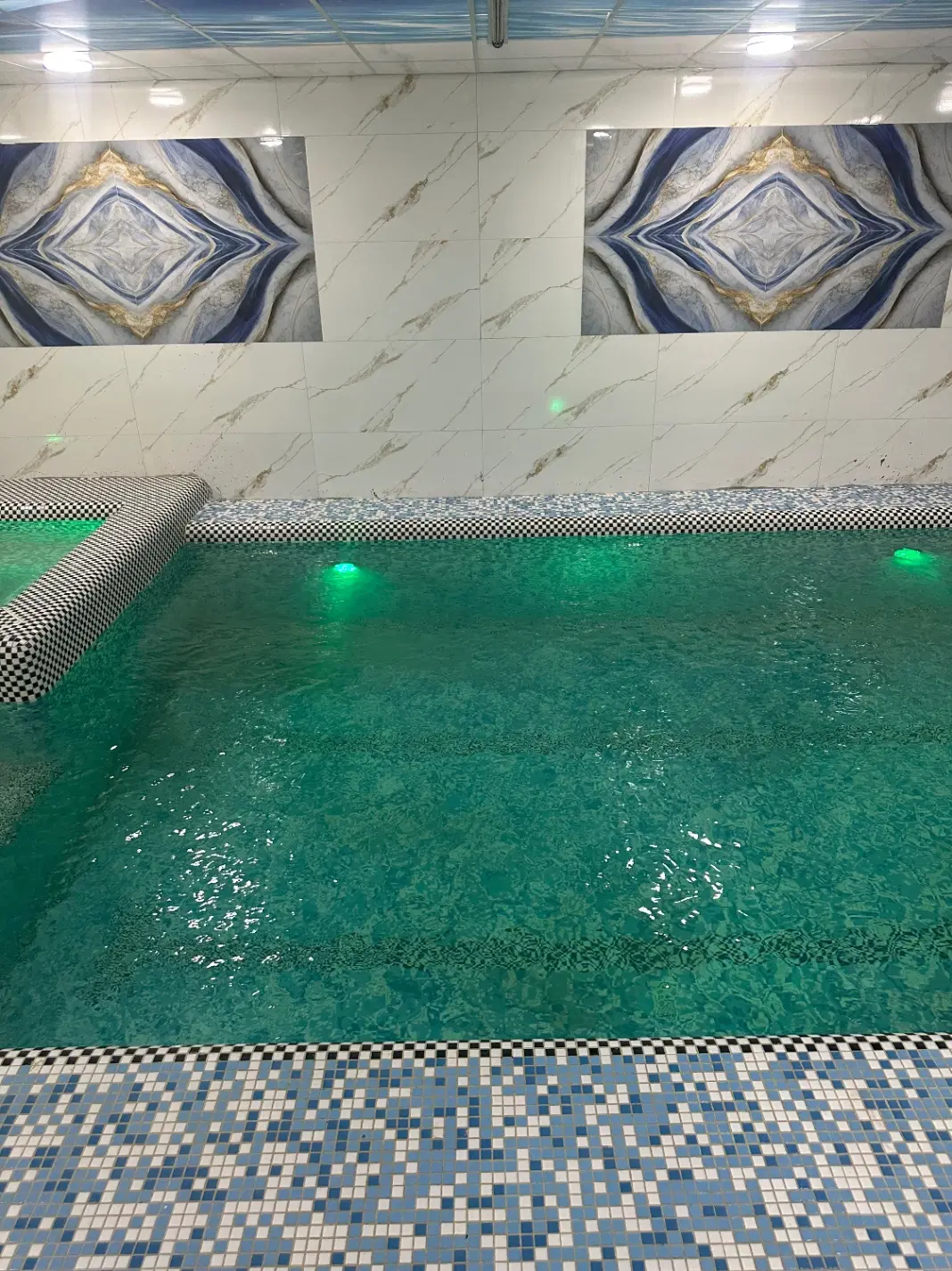 استخر آب گرم