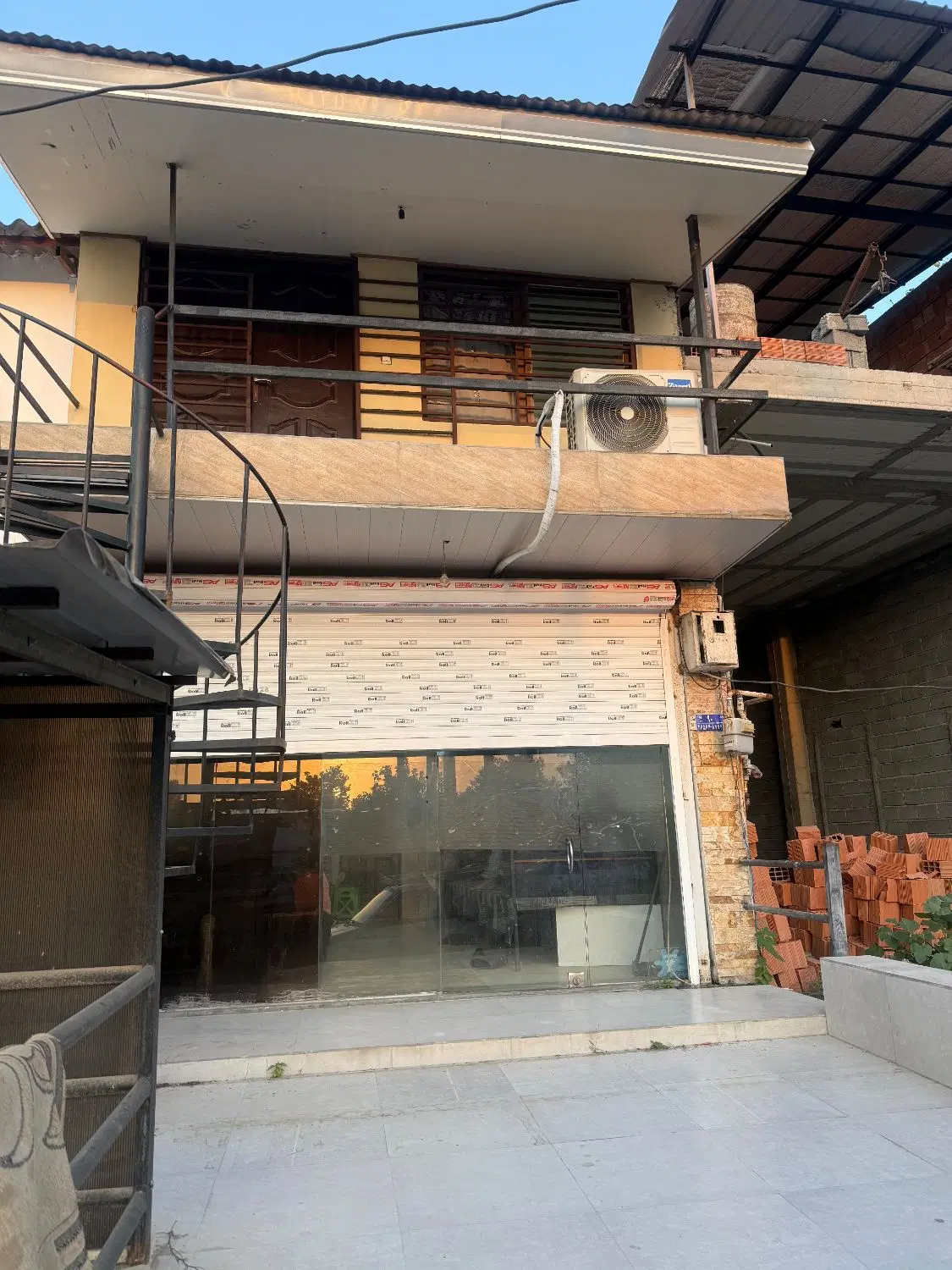 مغازه  در جای چشمگیر رویان