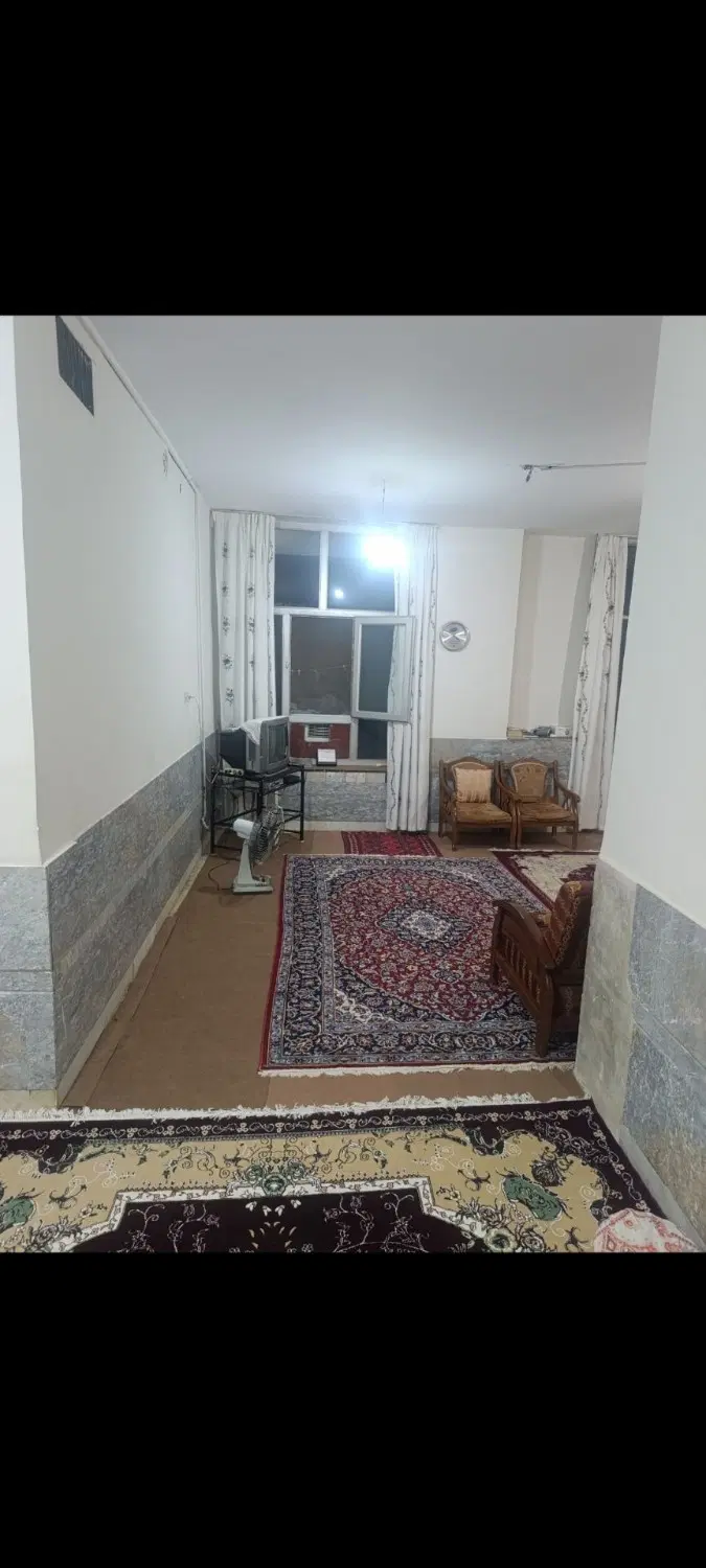 خانه ویلایی همراه با مغازه متصل به آن