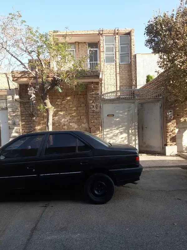 خانه ۱۴۰متر ۳۰۰متر بنا در سه طبقه