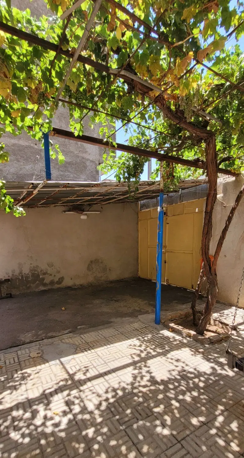 ویلایی 300 متری با مغازه در نصرت آباد