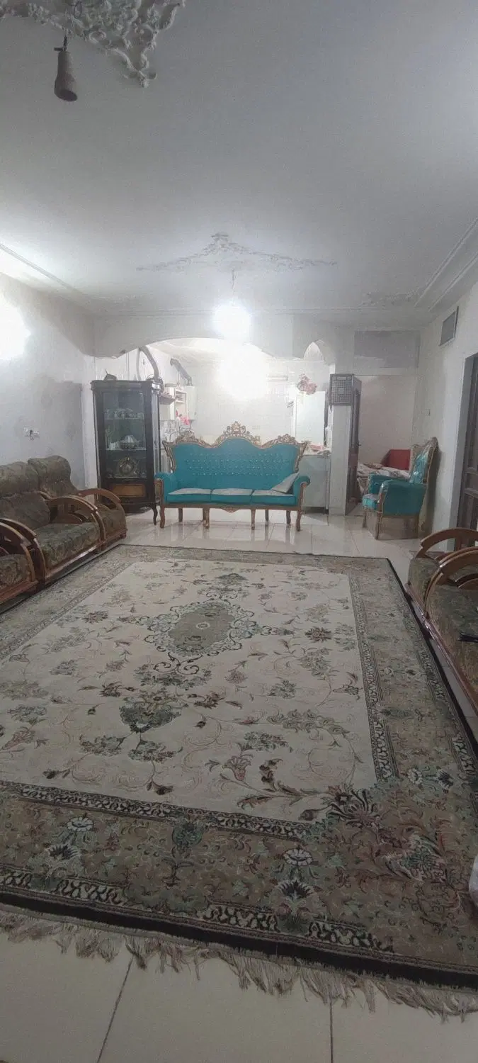 طبقه همکف با حیاط دلباز