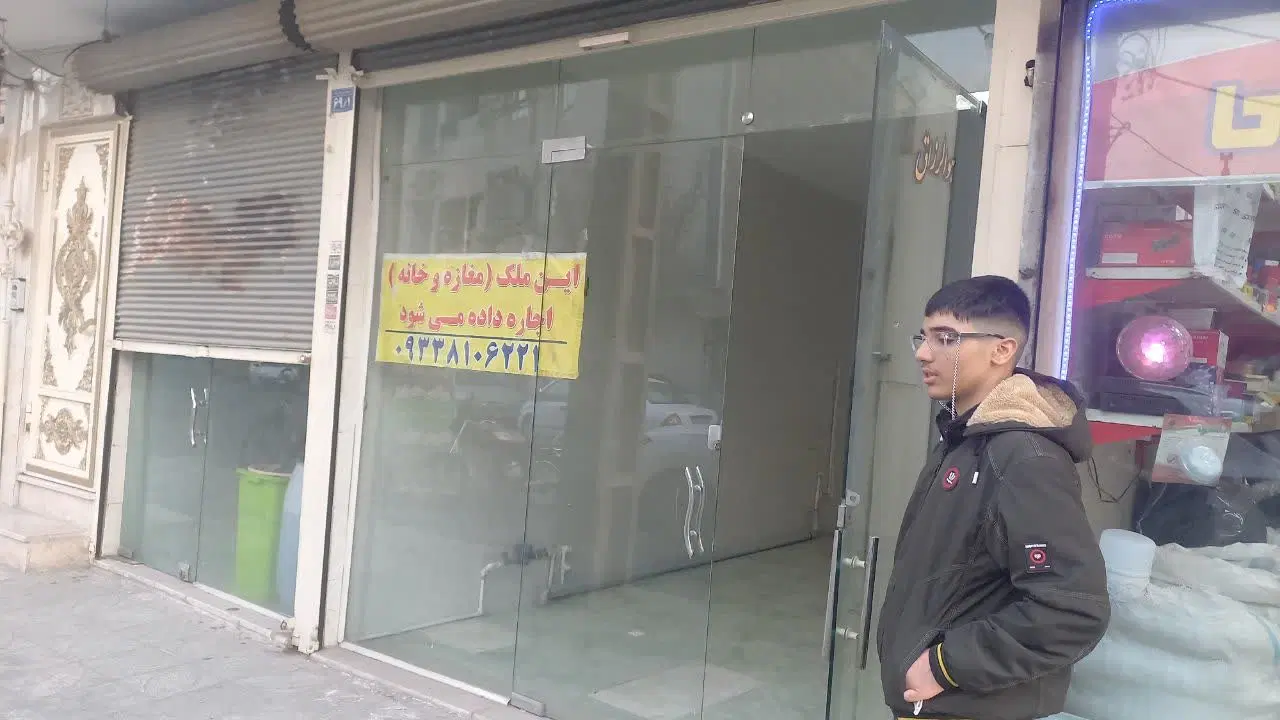 یک باب مغازه پر تردد در مسیر مدرسه و جنب نانوایی