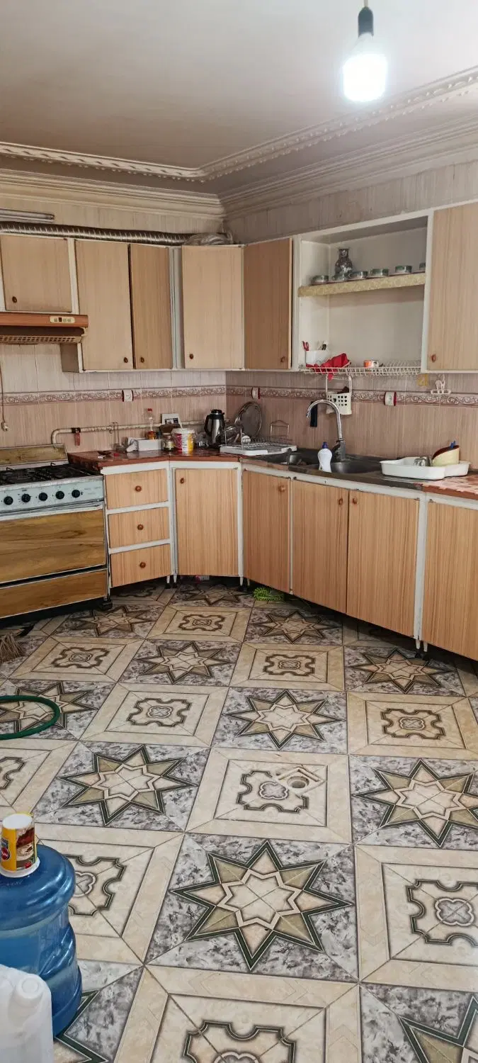خانه ویلایی و انبار  و حیاط بزرگ