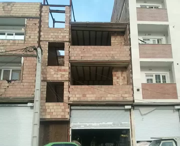 اپارتمان سه طبقه