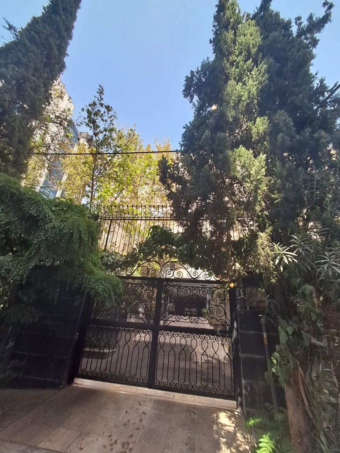 کامرانیه شمالی۱۷۳متر۲۰ساله فول _مزایده_۶۶میلیارد