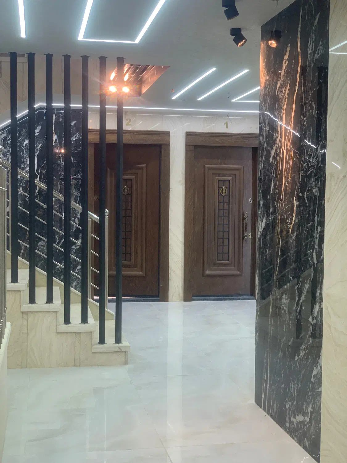 فروش واحد اپارتمان تاچارا 130 و107 متری مالک هستیم