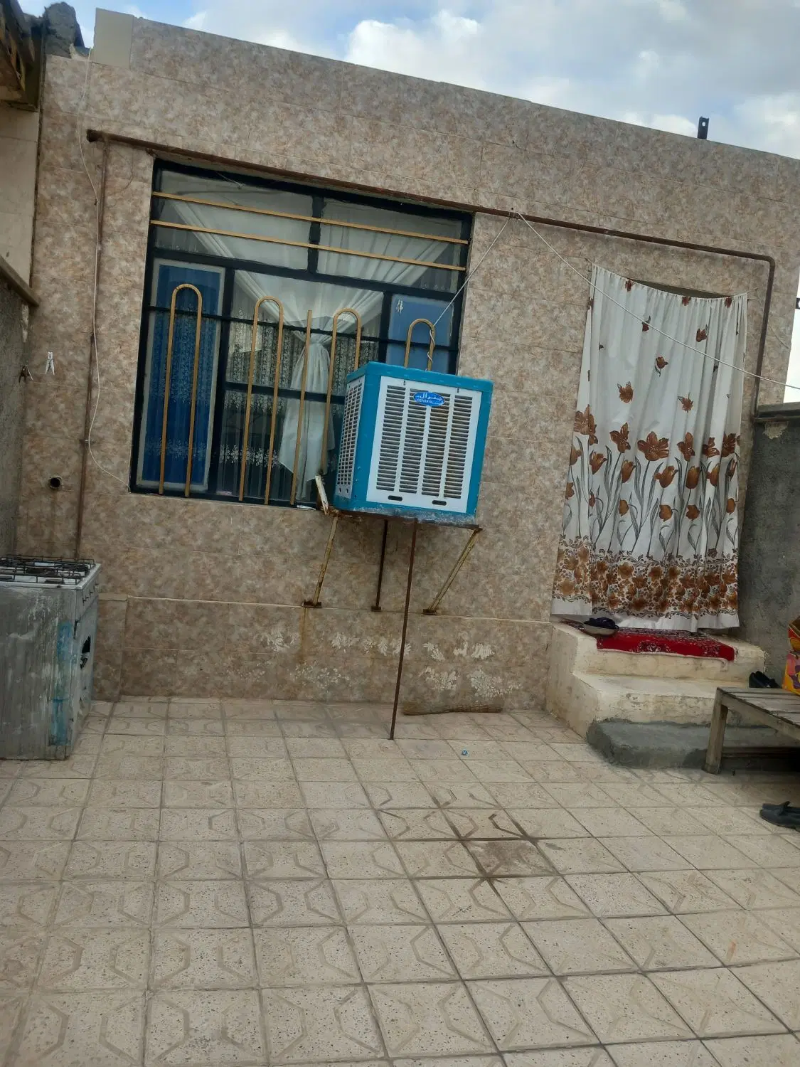حیاط ویلایی صدمتری هفتاد متر زیر بنا