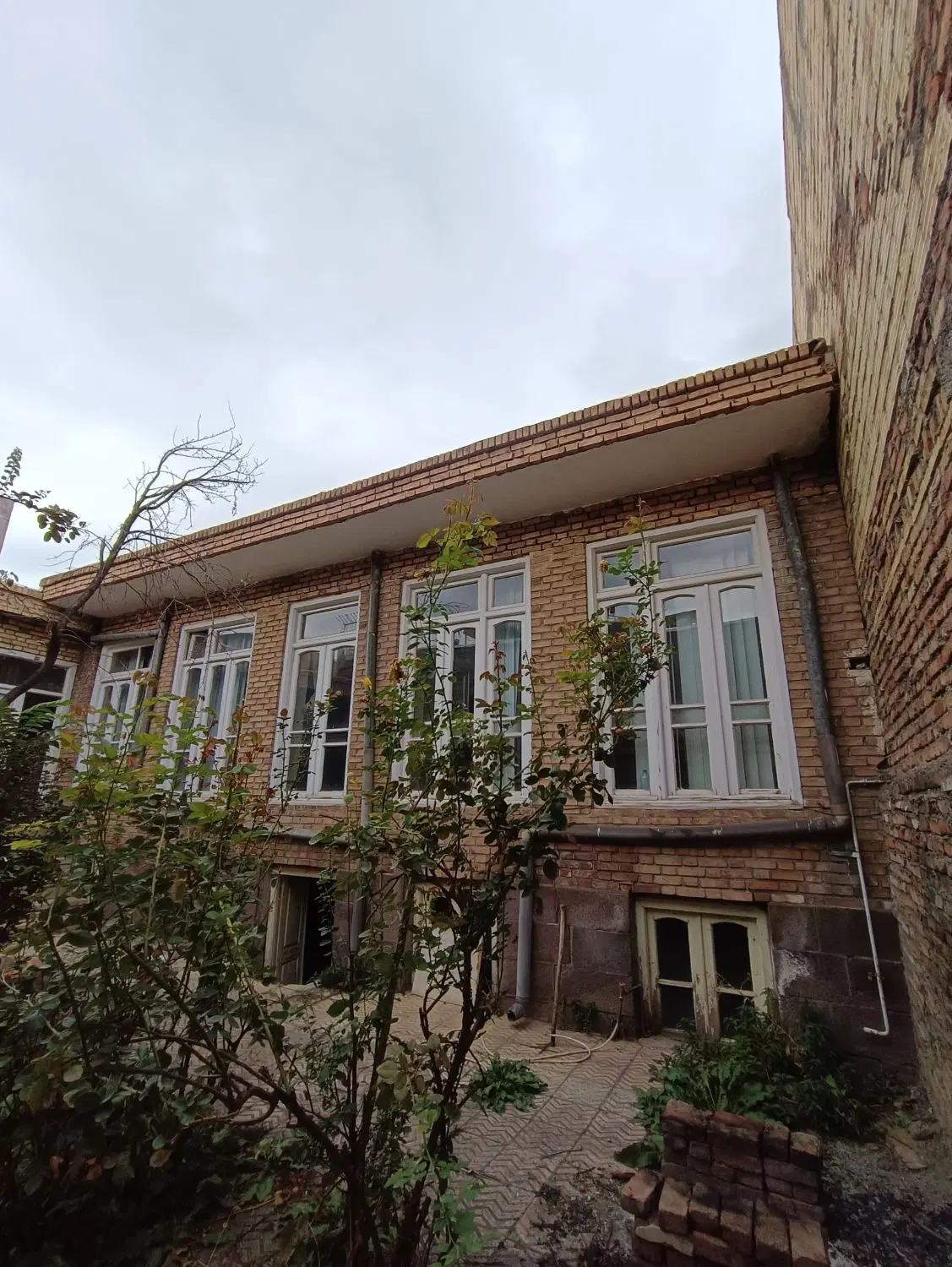 ملک کلنگی قابل مرمت خیابان انقلاب
