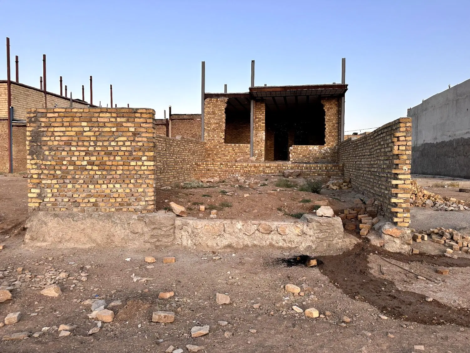 ساختمان نیمه ساز پاپی خالدار