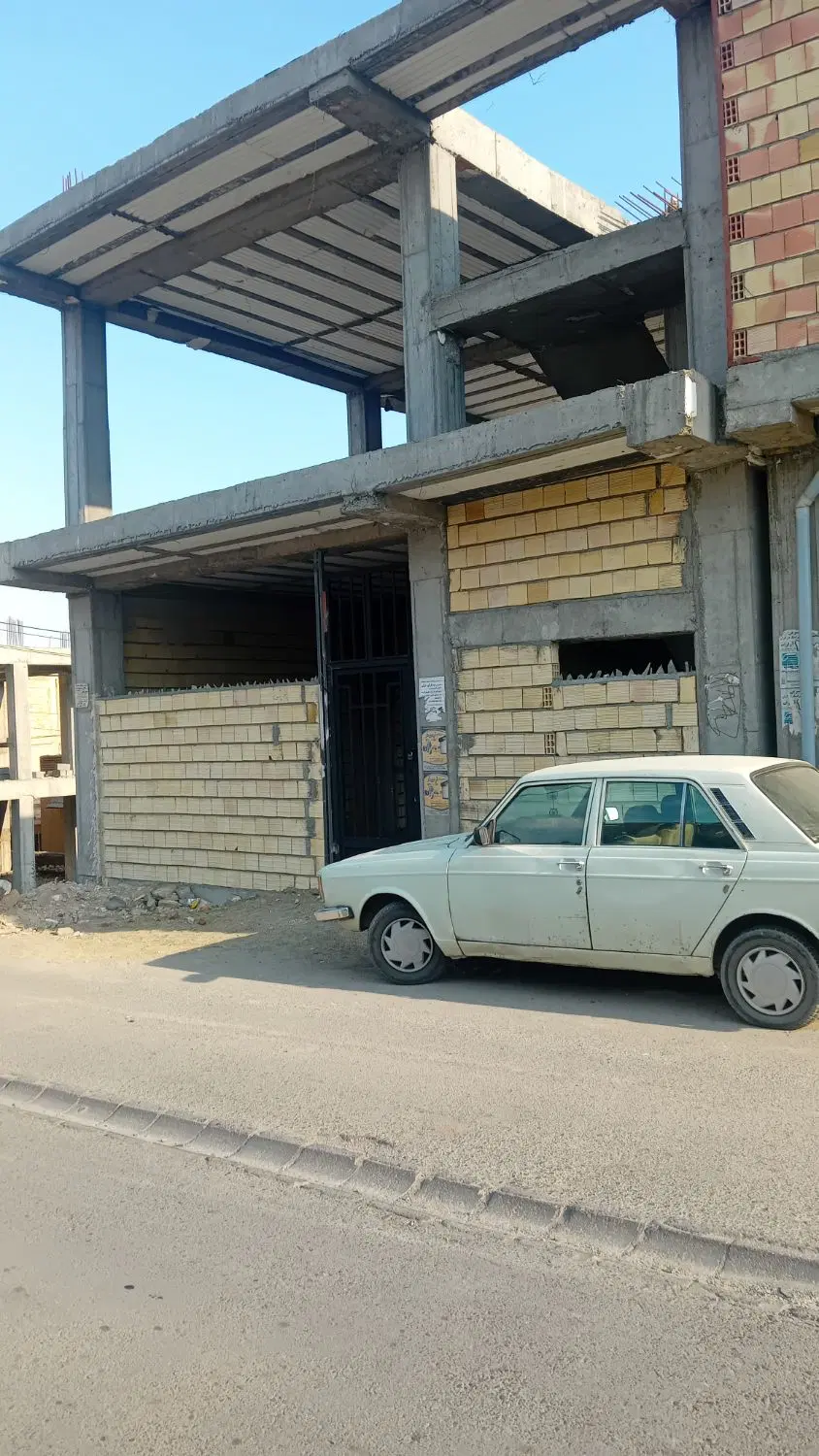 سه طبقه نیمه ساخت