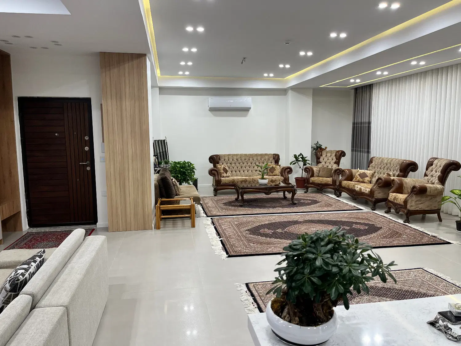 فروش اپارتمان لوکس در خ دانشگاه 205 متری