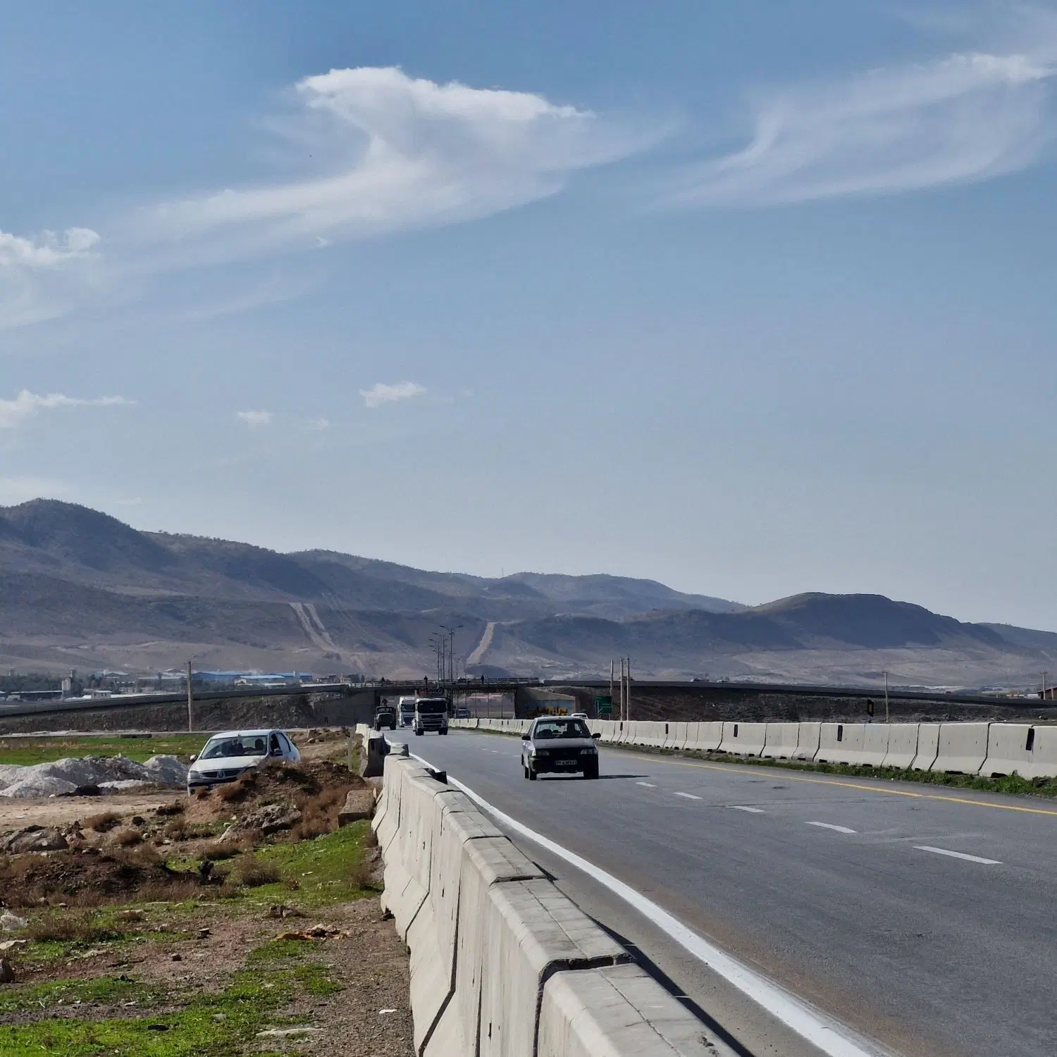 زمین بر جاده اصلی کمربندی