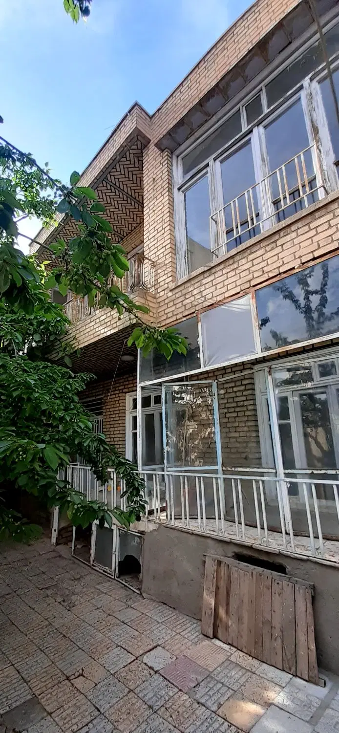 خانه ویلایی قدیمی ماشین روداخل حیاط بزرگ دلباز