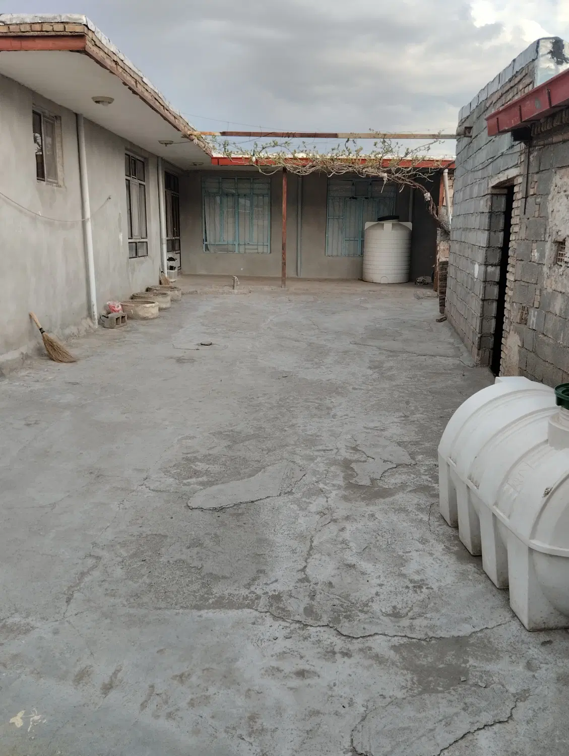 حیاط مسکونی به متراژ 375متردر روستای تازه کندآخوند