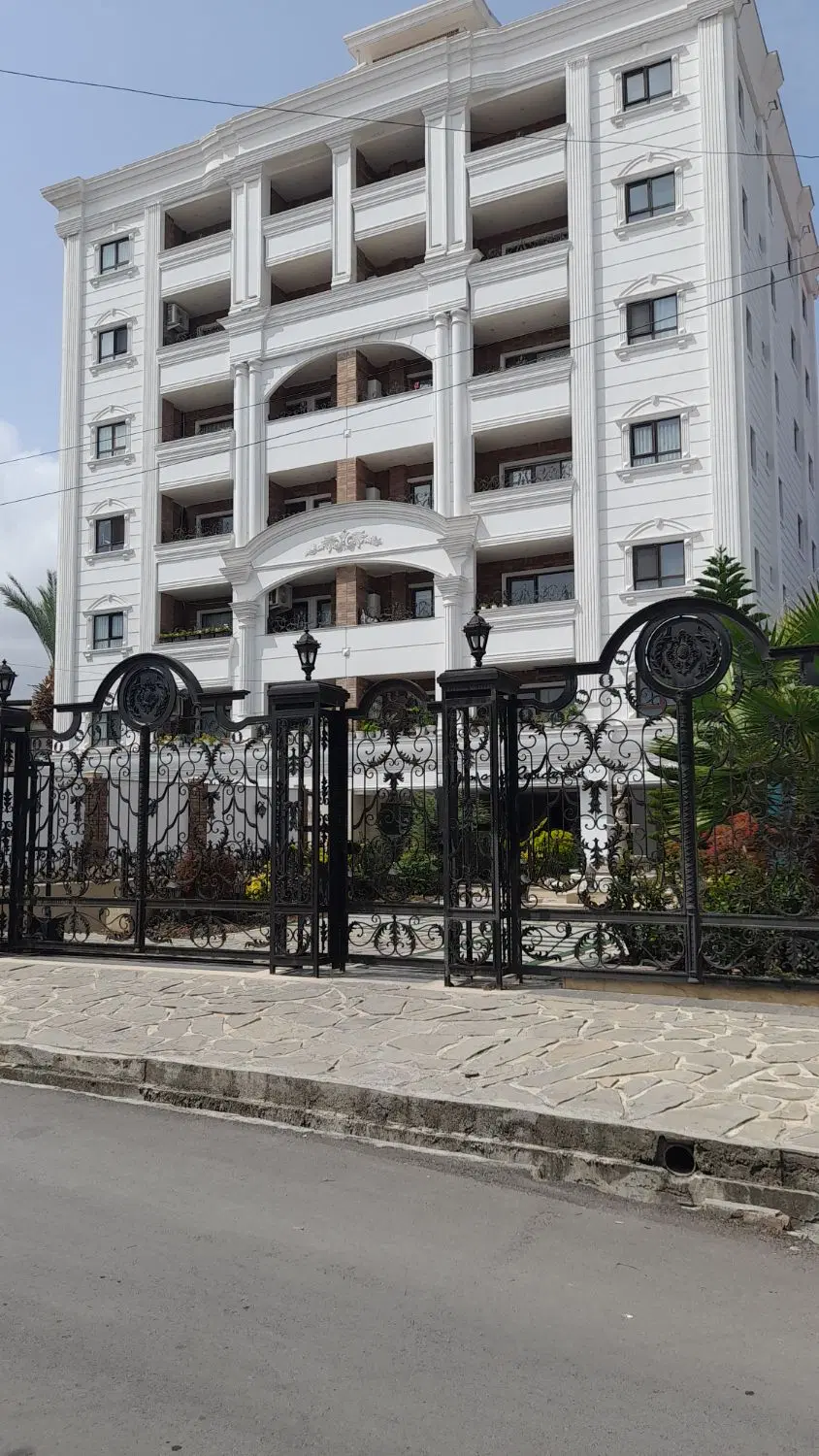آپارتمان ۱۱۰ متری نوساز طبقه ۲ در خیابان زمرد