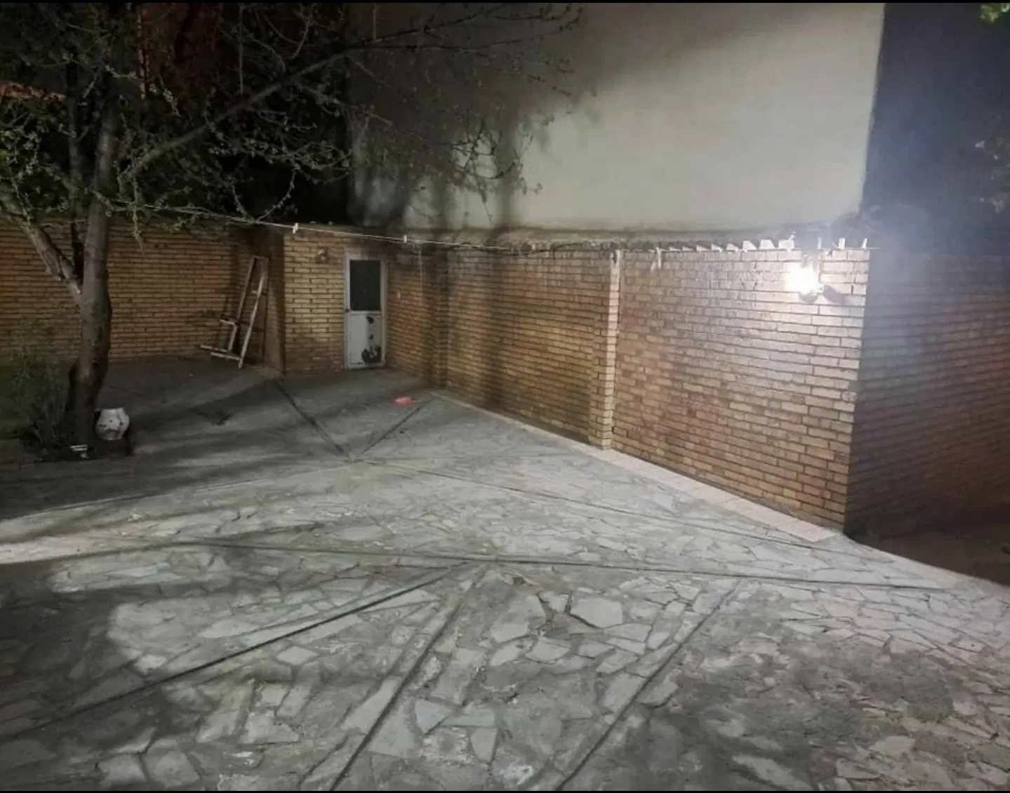 اجاره حیاط ۱_۵طبقه دربست تپلی باغ نرسیده به آبرسان
