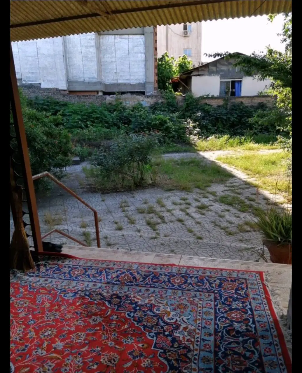 زمین به همراه خانه ویلایی به متراژ ۱۳۰۰ متر