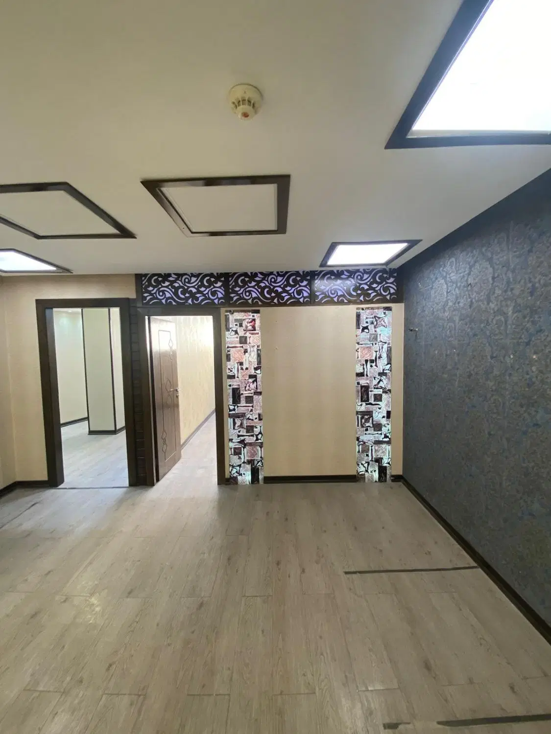 دفترکار اداری 80متری 2 اتاق بر خ فردوسی