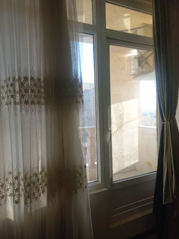 ملک مسکونی و تجاری بر خیابان اصلی