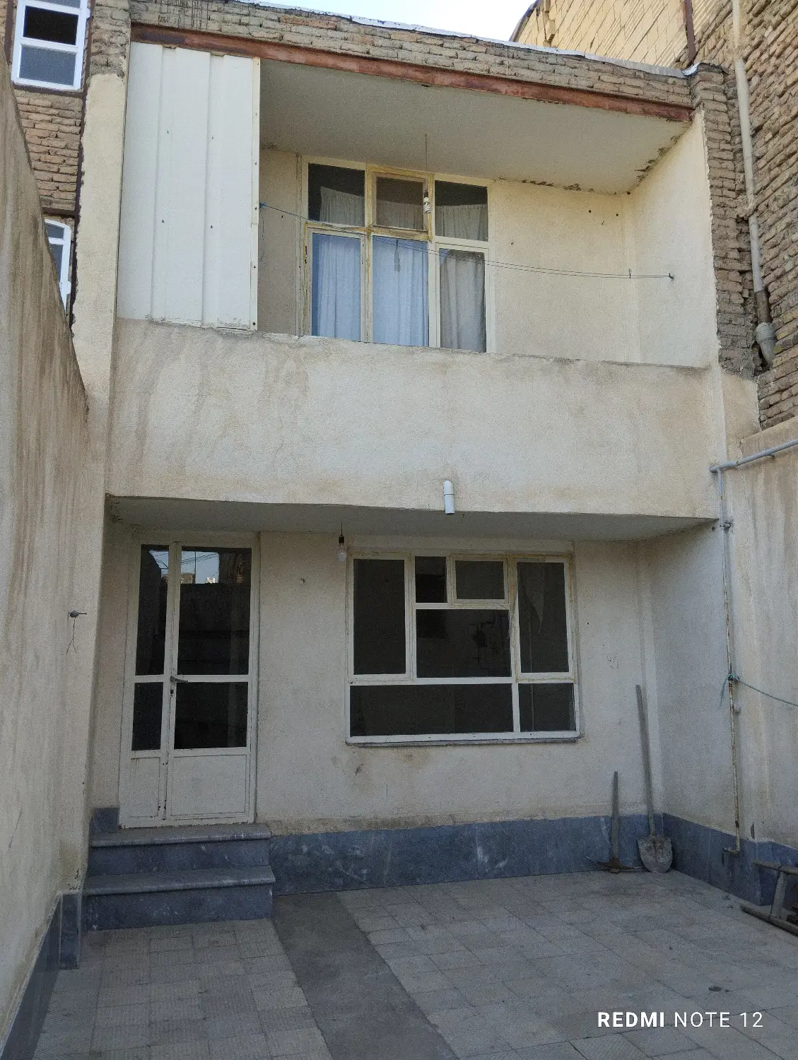 حیاط اخر طالقانی کوی امام رضا