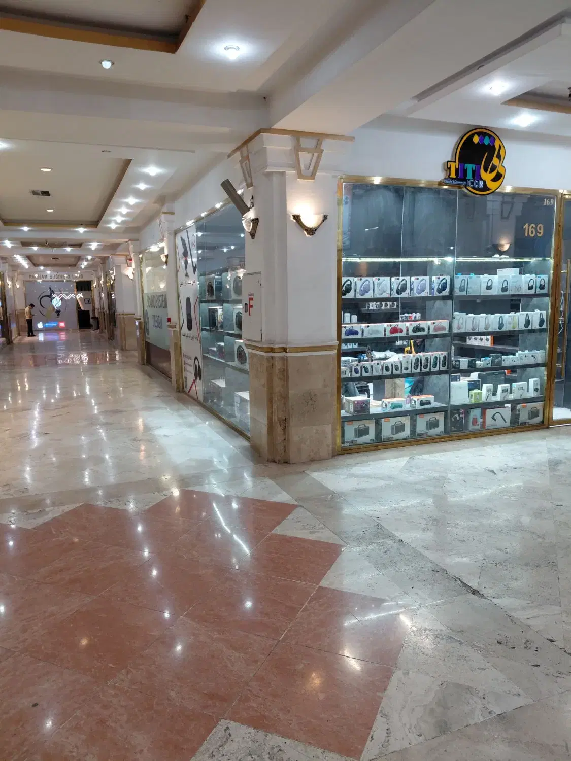 ۵ طبقه پارکینگ ۵ طبقه تجاری شامل ۳۸۸ واحد