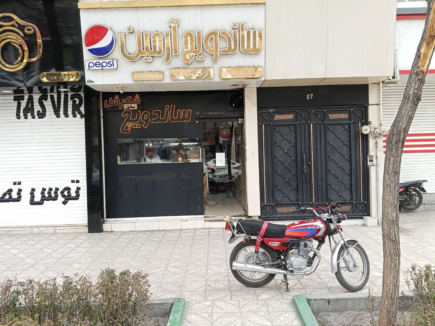 مغازه ۴۲ متر تجاری دائم با ۹۸ متر انبار تجاری