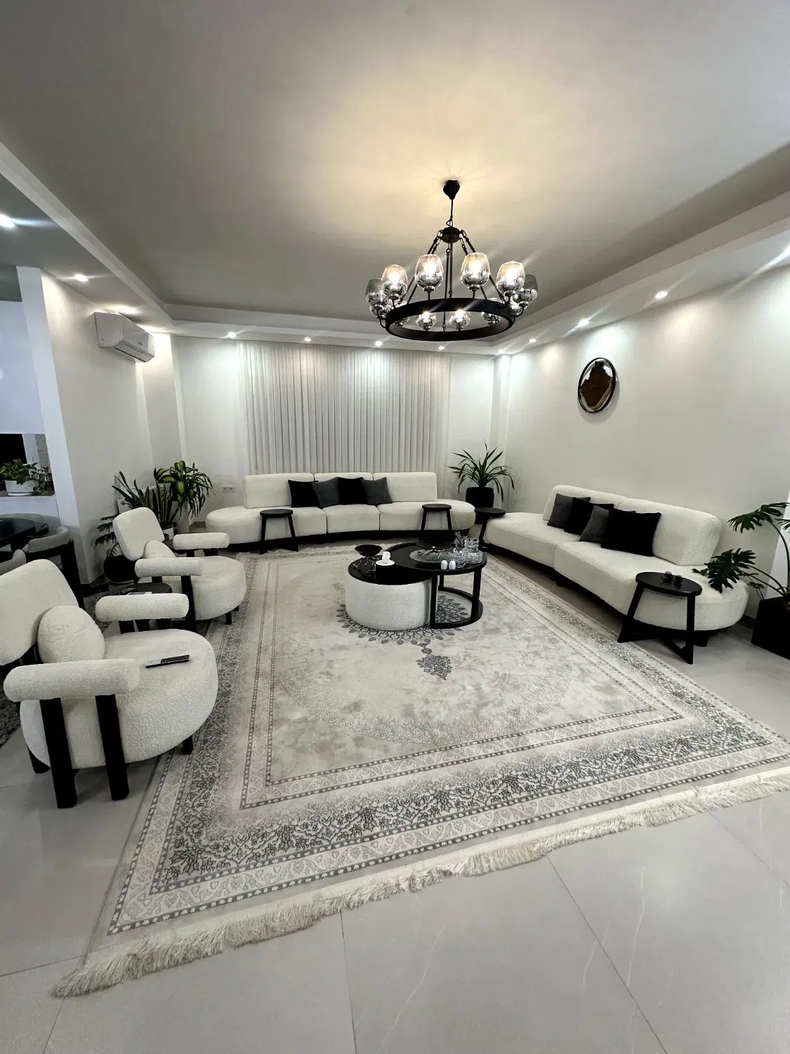زمین ۲۲۰متر با بنای باز سازی شده