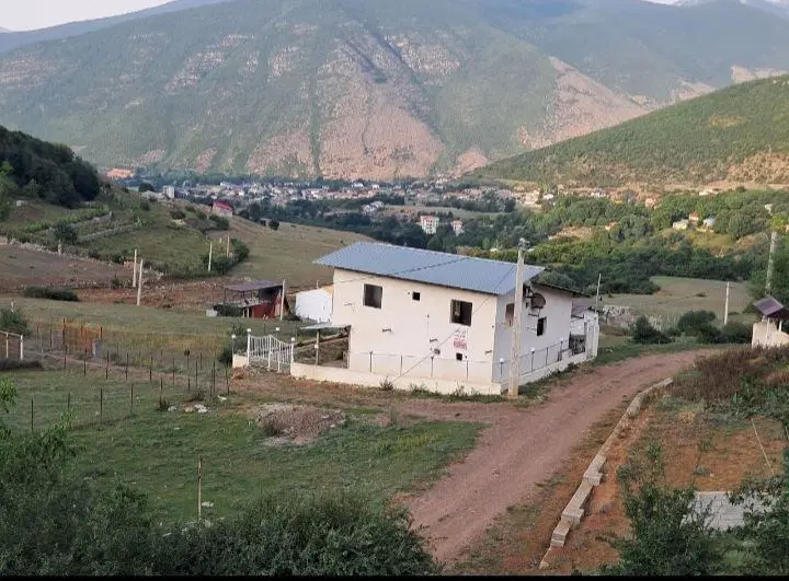 ساختمان ۲ طبقه در روستای زیبای اتاق سرا